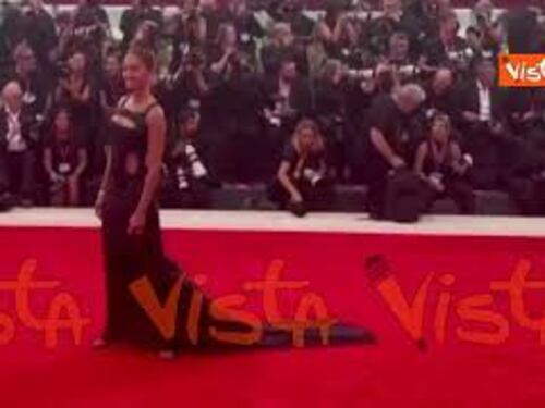 Venezia 82, Hiba Abouk sfila sul red carpet con un abito cut-out e corpetto ricamato