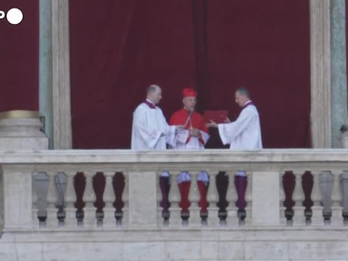 Papa Robert Francis Prevost si affaccia dalla Loggia di San Pietro