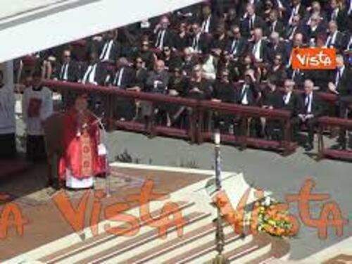 Funerali Papa Francesco, Monsignor Re: Su orrori disumani, morti e distruzione, ha implorato la pace
