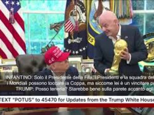 Siparietto Trump-Infantino con la Coppa del mondo: "Lei è un vincente", "Posso tenerla?"