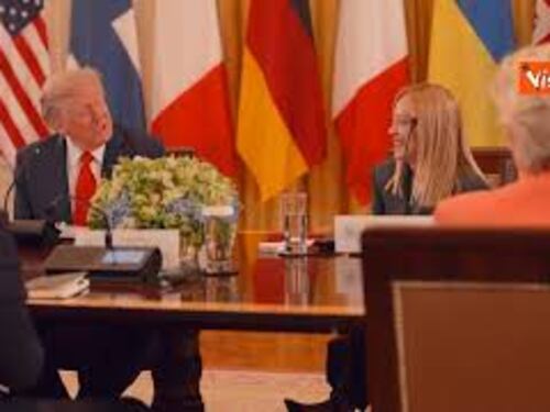 Vertice su Ucraina alla Casa Bianca, la foto di gruppo con Trump, Meloni, Zelensky e i leader Ue