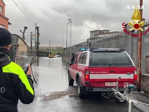 Maltempo a Catania: auto sommersa dall'acqua, soccorsa dai pompieri