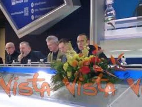 Carlo Conti manda un augurio di buona guarigione al Papa durante la conferenza stampa