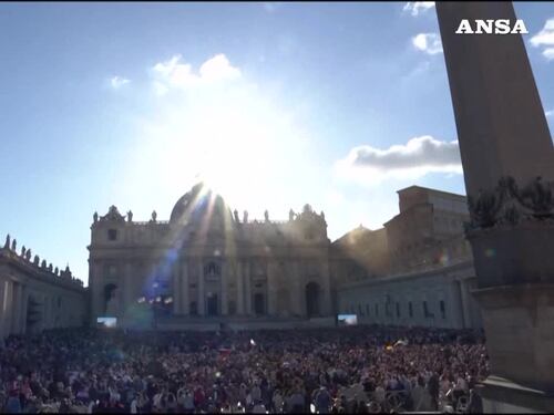 Eletto il papa, il video della gioia della piazza e le campane di San Pietro