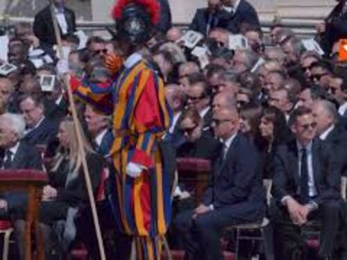 Meloni ai funerali di Papa Francesco a San Pietro. Per lei completo nero e i capelli raccolti