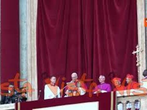 Le prime parole del Papa: "La pace sia con voi", la folla grida "Leone, Leone"