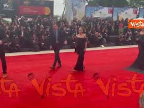 Venezia 82, Rahi Chadda con maxi stivali cuissard in pelle sul red carpet
