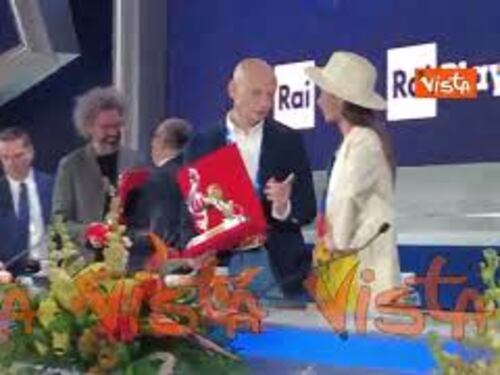 Simone Cristicchi riceve il premio Lucio Dalla in sala stampa a Sanremo