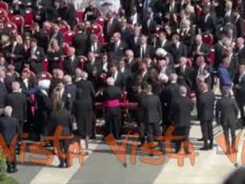 Mattarella alla Messa di insediamento di Papa Leone XIV. La figlia Laura indossa il velo