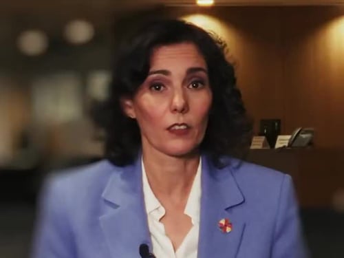 Il video surreale per la presentazione del Kit di sopravvivenza del Commissario Ue