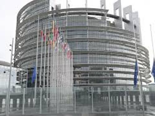 Addio Papa Francesco, bandiere a mezz'asta al Parlamento Ue di Strasburgo