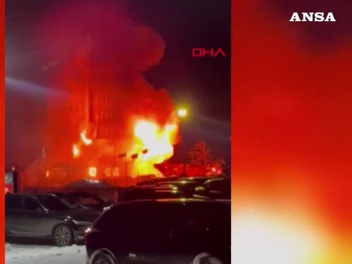 Incendio in un hotel in una stazione sciistica in Turchia, almeno 10 morti