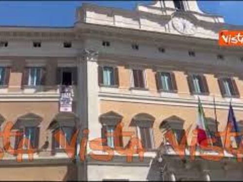 Gaza, Bonelli e Fratoianni espongono striscione a Montecitorio: "L'ipocrisia uccide come la fame"