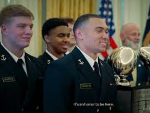 Trump consegna Trofeo a squadra di football dell'Accademia Marina Usa