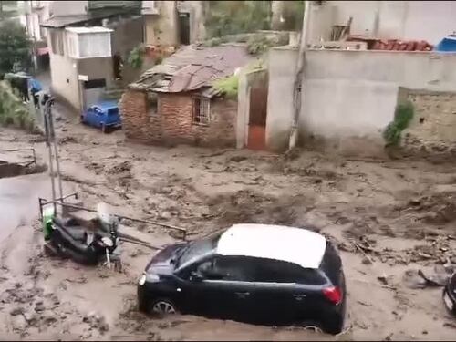 Alluvione a Zafferia: il fiume di fango e detriti che sommerge le auto