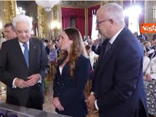 Mattarella riceve il ventaglio dal Presidente dell'Associazione stampa parlamentare in Quirinale
