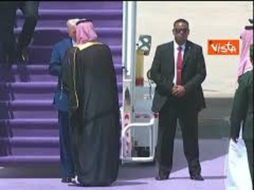 Trump atterra a Riad per la sua missione diplomatica in medio oriente, le immagini
