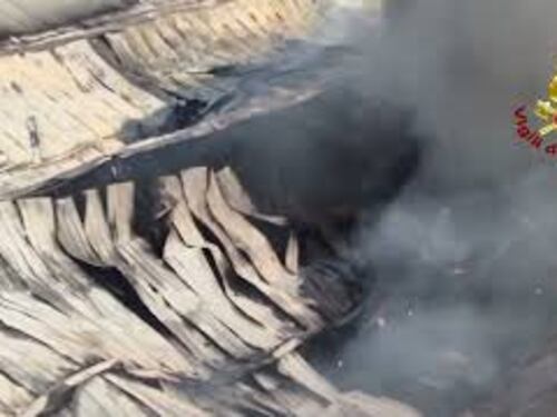 Incendio in 4 magazzini nella periferia di Napoli, Vigili del fuoco al lavoro con ruspe