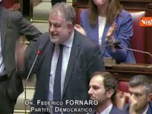 Manifesto Ventotene, le urla di Fornaro contro Meloni: "Si inginocchi! Vergogna, vergogna, vergogna"