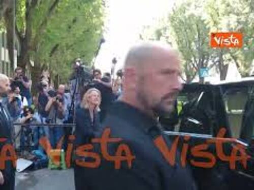 Donatella Versace lascia la Camera ardente del re della moda Giorgio Armani