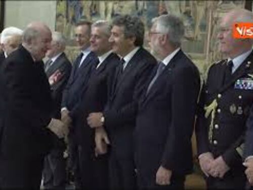 L'abbraccio tra Mattarella e Presidente Repubblica algerina Abdelmadjid Tebboune al Quirinale