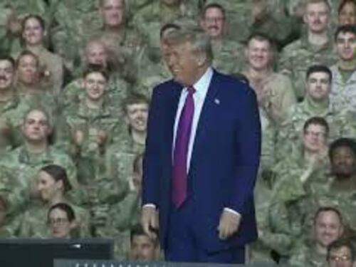 Trump alla base militare Usa del Qatar balla sulle note di Ymca