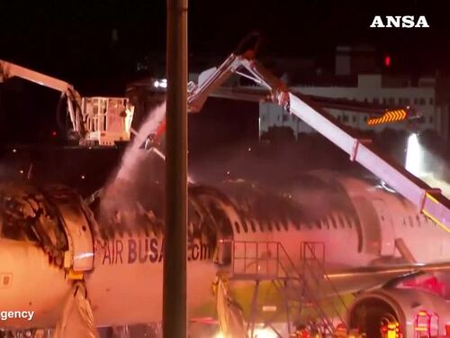 Corea del Sud, aereo prende fuoco a terra: evacuate 176 persone