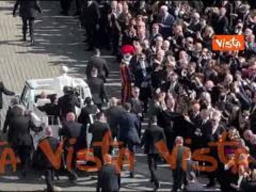 Leone XIV saluta i fedeli a bordo della Papamobile prima della Messa per l'insediamento