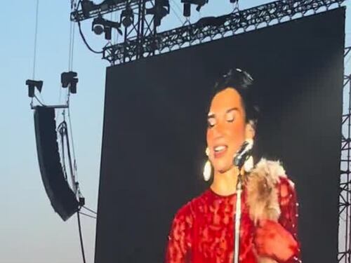 Dua Lipa canta Raffaella Carrà