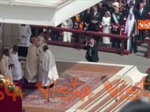 I sacerdoti rendono omaggio a Papa Leone XIV alla Messa di insediamento