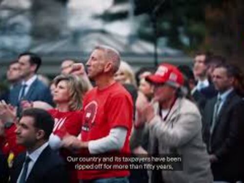 La storica firma nel Giardino delle Rose alla Casa Bianca, ecco lo spot di Trump sui dazi