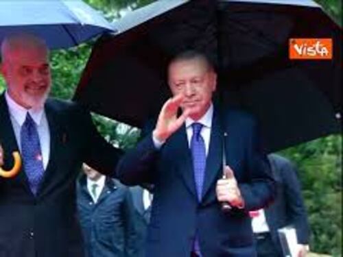 Erdogan arriva a Tirana per vertice Comunità politica europea. Ad accoglierlo Edi Rama