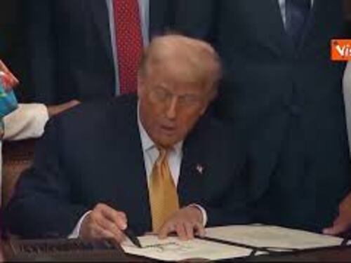 Trump firma legge anti fentanyl tra le famiglie delle vittime alla Casa Bianca