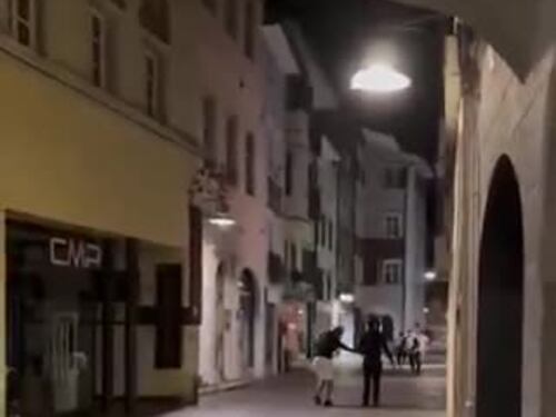 Violenza per le strade di Bolzano, straniero armato di machete: il video