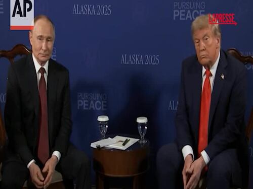 Trump e Putin nella saletta prima del vertice, caos e telecamera spenta: cosa è successo