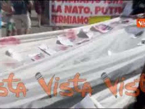 Bandiera della pace gigante alla manifestazione contro il riarmo a Roma, immagini