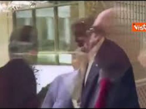 Trump, entrando alla Casa Bianca, tiene la porta aperta per il suo agente dei servizi segreti