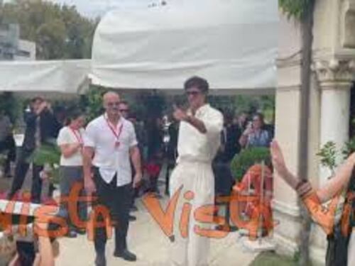 Venezia 82, Jacob Elordi lancia baci alla fan appostate in attesa del suo arrivo al Lido