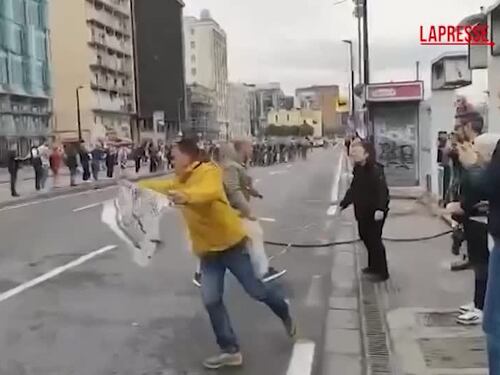 Protesta pro Pal al Giro d'Italia, manifestante si lancia tra i ciclisti che lo evitano per un soffio