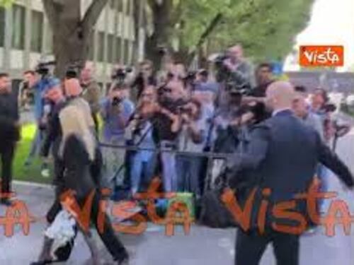 L'arrivo di Donatella Versace con un mazzo di fiori alla Camera ardente di Giorgio Armani
