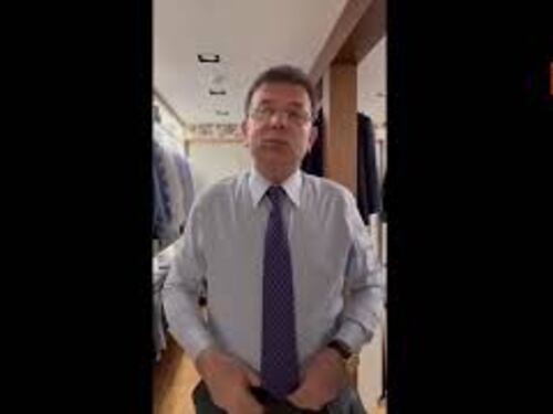 Il sindaco di Istanbul Ekrem Imamoglu si mette la cravatta annunciando il suo arresto