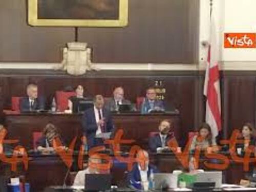 Scontro Sala-Marcora in consiglio comunale Milano, per la foto fake del sindaco vestito da galeotto