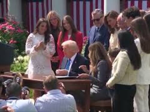 Trump firma la legge voluta da Melania contro il revenge porn nel Giardino delle Rose