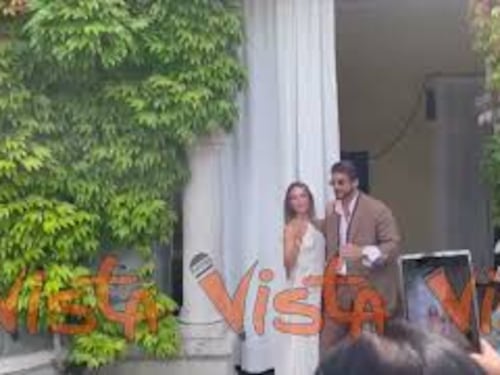 Venezia 82, Angela Caloisi e Paolo Crivellin arrivano al Lido, poi posano per i fotografi