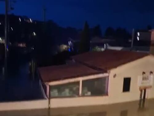 Le auto coperte dal fiume d'acqua dopo il nubifragio all'Isola d'Elba