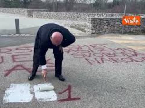 Vandalizzata foiba Basovizza alla vigilia del 10 Febbraio, il sindaco di Trieste rimuove le scritte