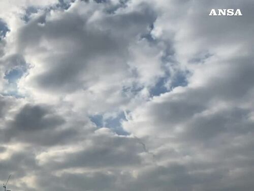 Ondata di missili su Israele, scie di fumo su Tel Aviv