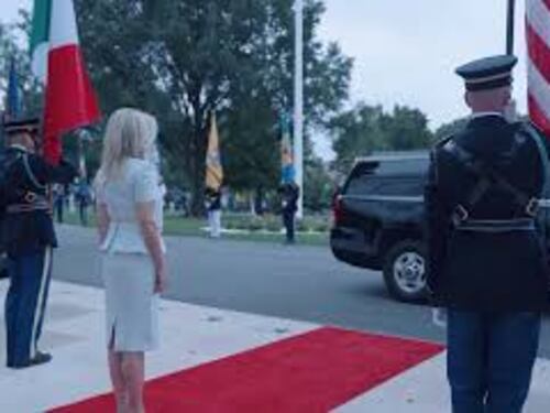 Meloni arriva alla Casa Bianca per l'incontro con Trump e Zelensky