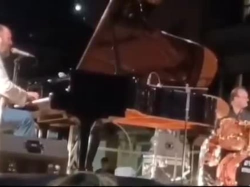Rafael Gualazzi, l'incidente choc sul palco: il video