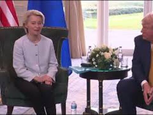 La stretta di mano tra Trump e Von der Leyen in Scozia dopo l'accordo sui dazi al 15%